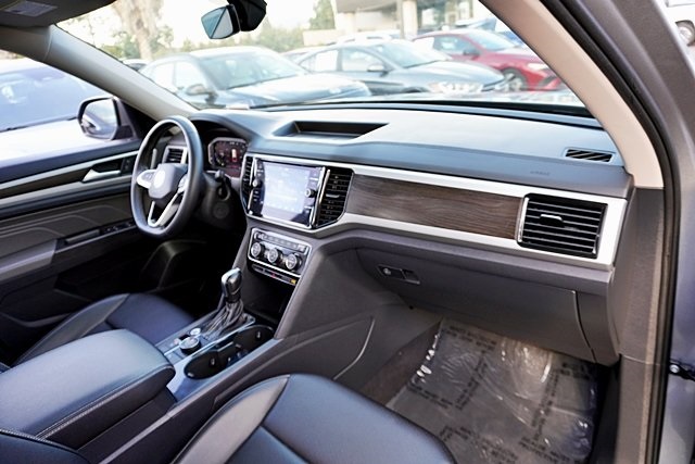 Used 2022 Silver Volkswagen 3.6L V6 SE w/Technology image 9