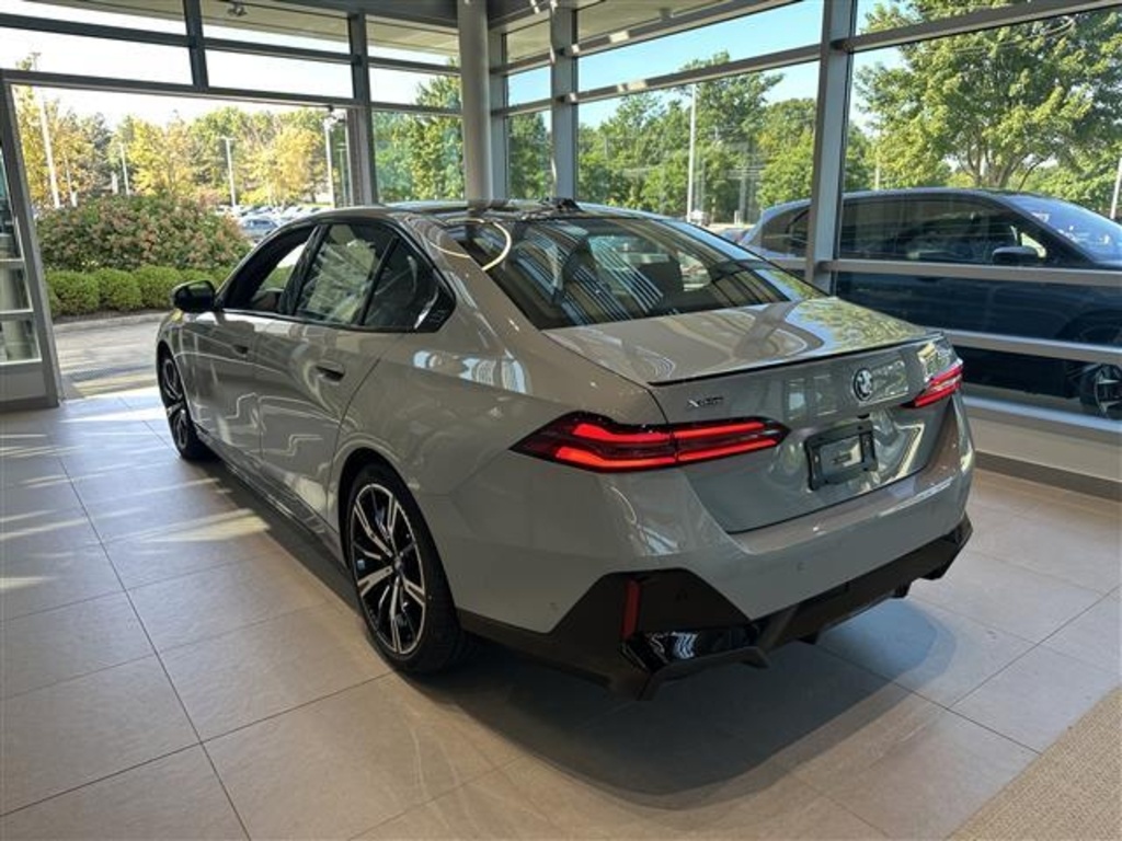 2026 Bmw 550e xDrive photo 4
