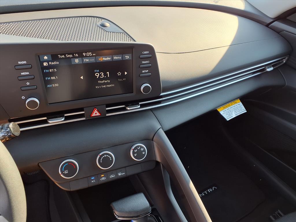 2025 Hyundai Elantra SE photo 6