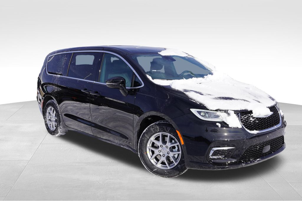 2026 Chrysler Pacifica Select's photo