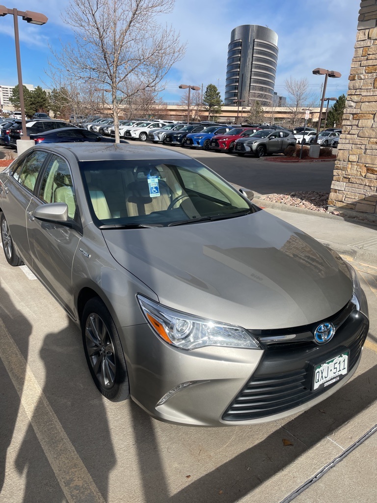 2016 Toyota Camry Hybrid XLE photo 2