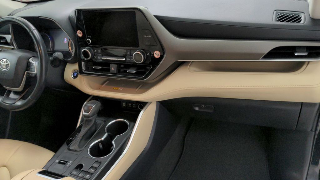 2023 Toyota Highlander L photo 8