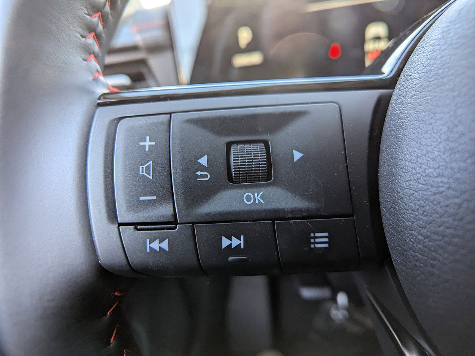 2025 Nissan Kicks SR photo 12