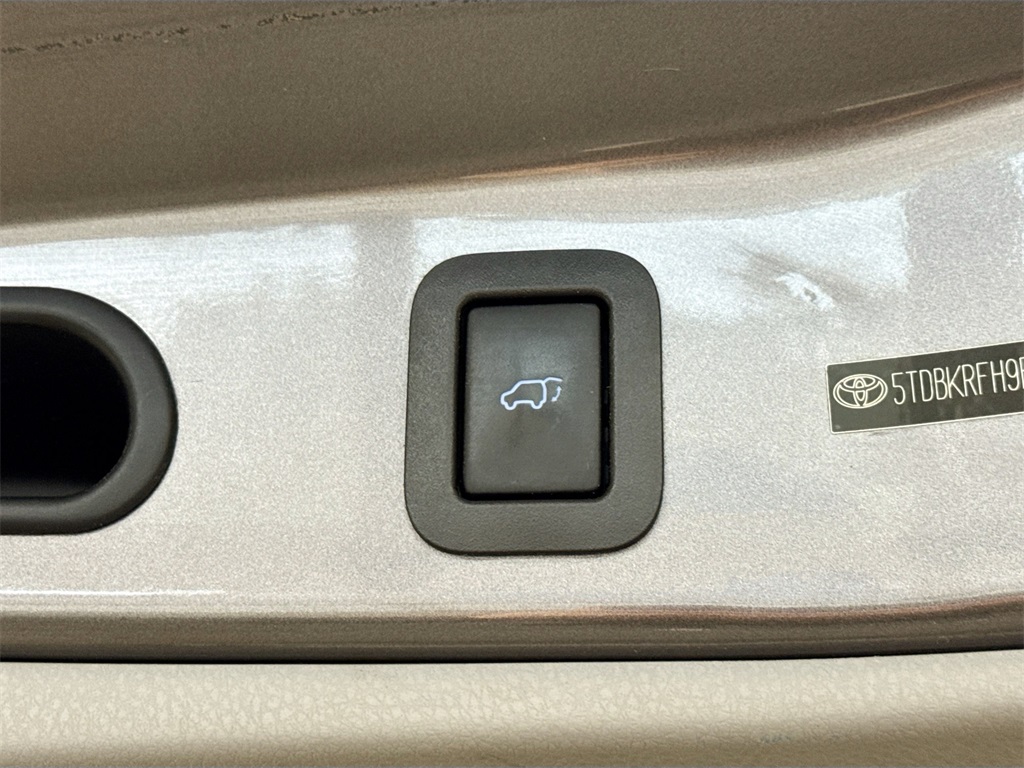 2014 Toyota Highlander LE Plus photo 18