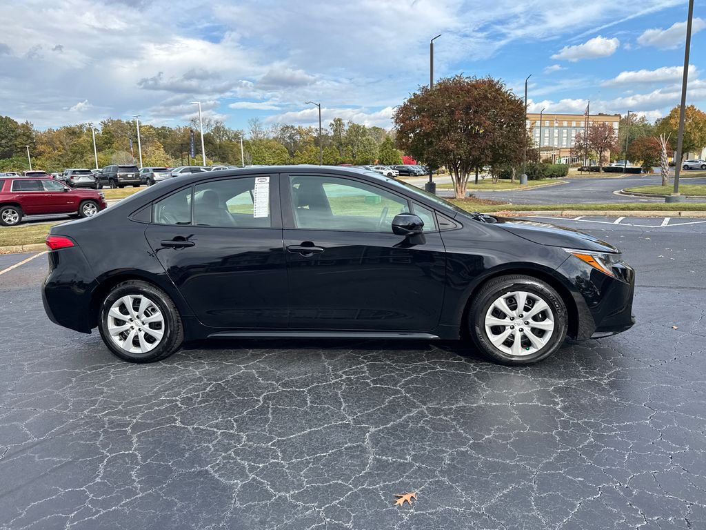 2025 Toyota Corolla LE photo 2