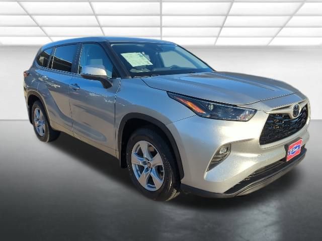 2024 Toyota Highlander XLE's photo