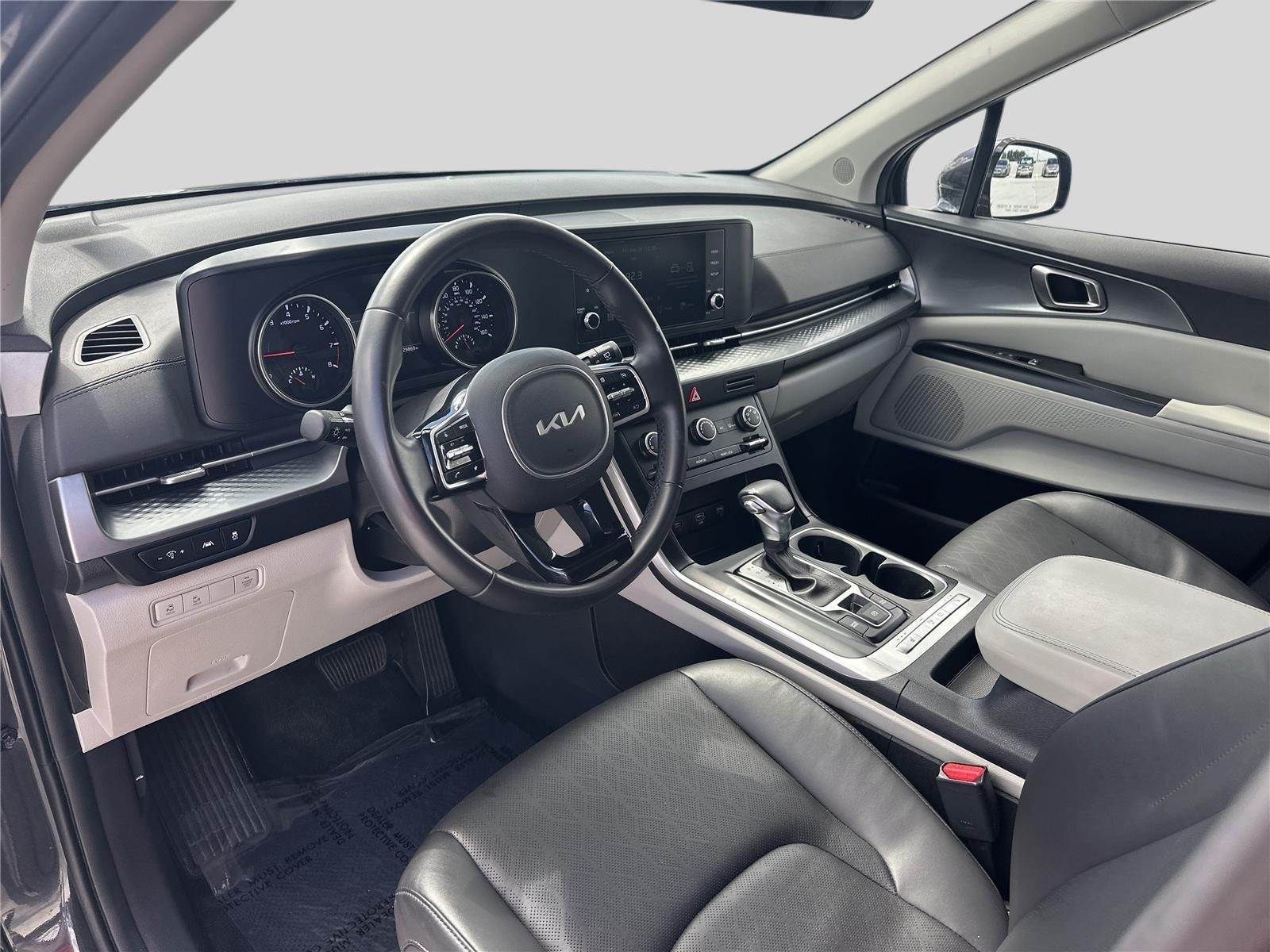 2024 Kia Carnival LX photo 8