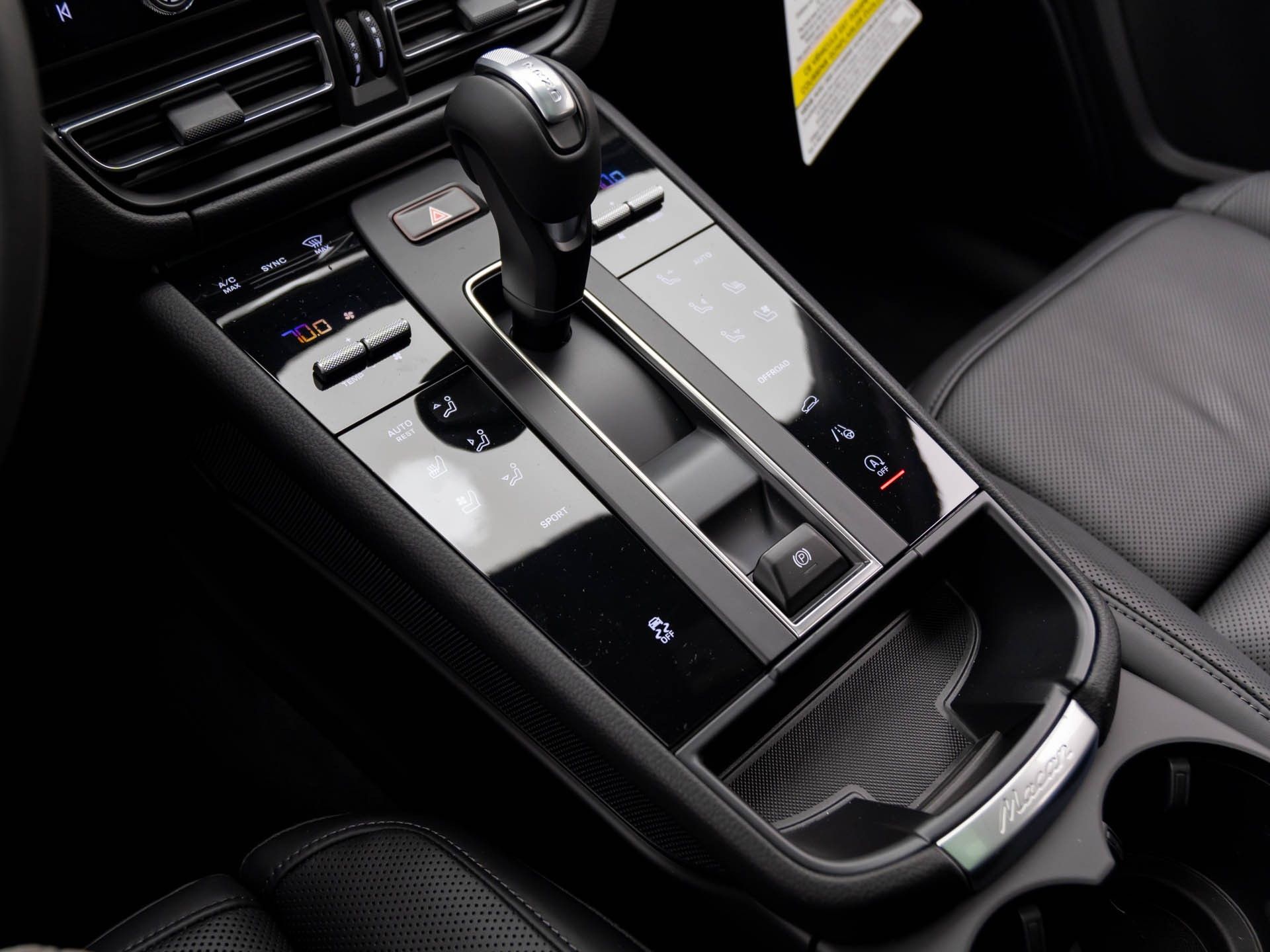2025 Porsche Macan photo 12