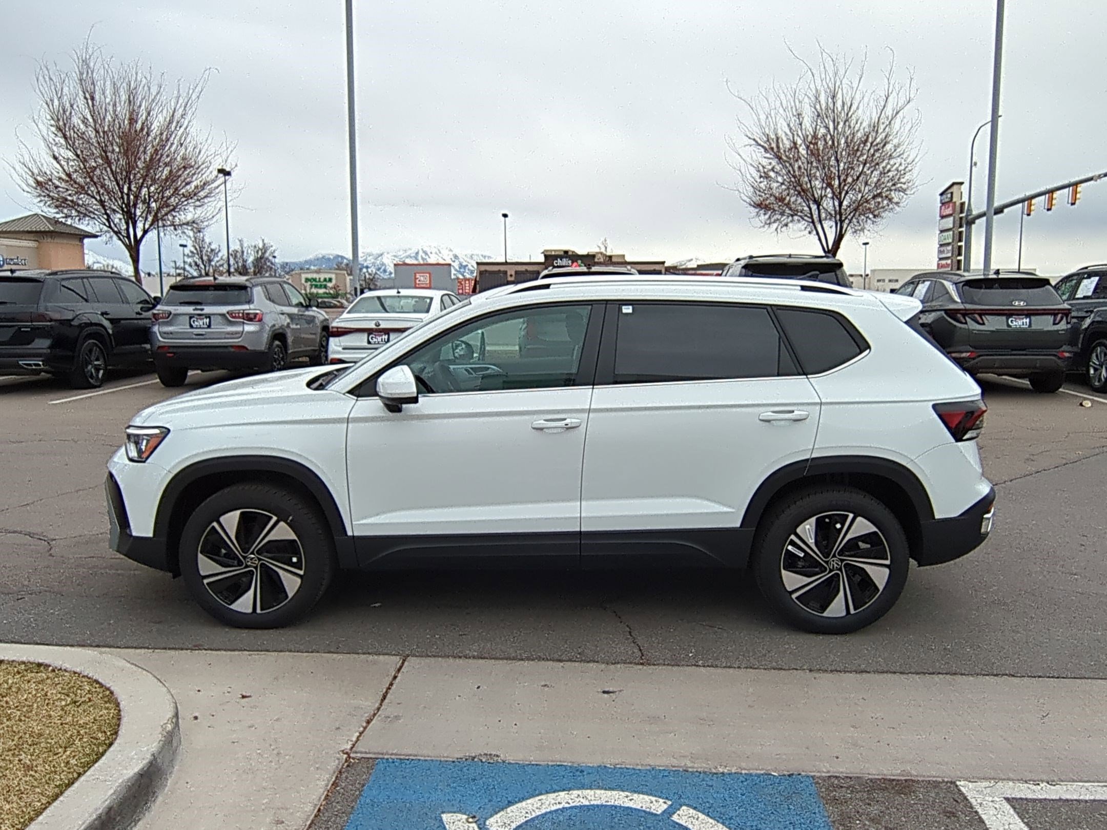 2025 Volkswagen Taos SE photo 6
