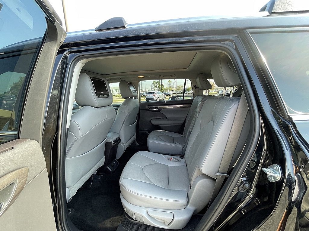 2021 Toyota Highlander Hybrid Platinum photo 14