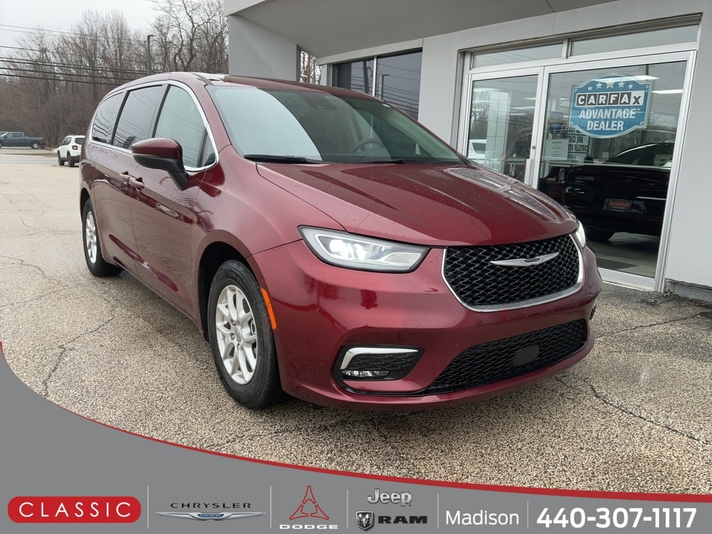 2023 Chrysler Pacifica Touring L's photo