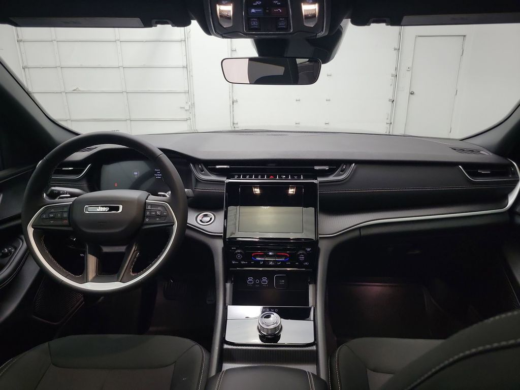 2025 Jeep Grand Cherokee Laredo photo 9