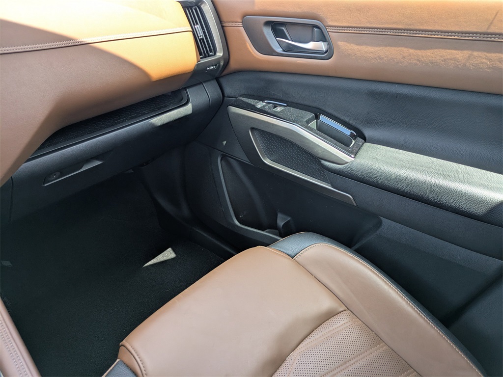 2023 Nissan Pathfinder Platinum photo 12