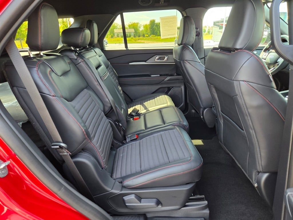 2025 Ford Explorer ST-Line photo 9