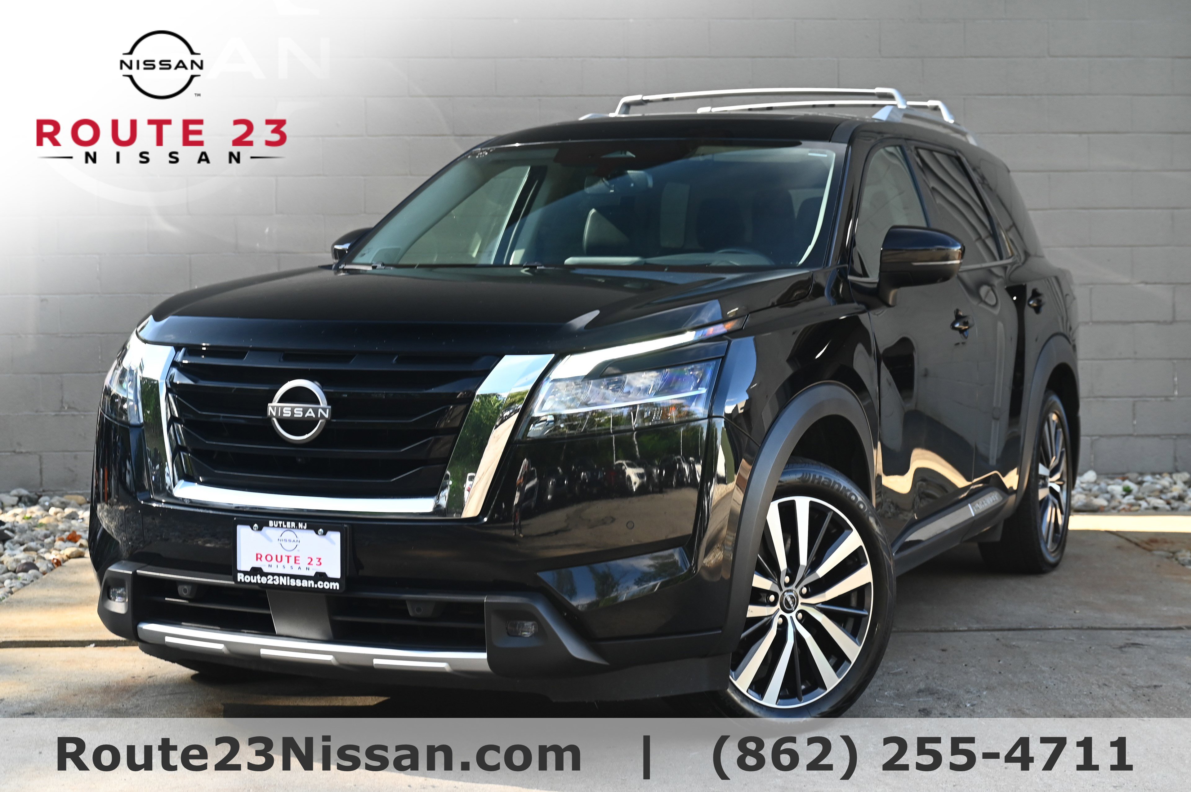 2022 Nissan Pathfinder Platinum's photo