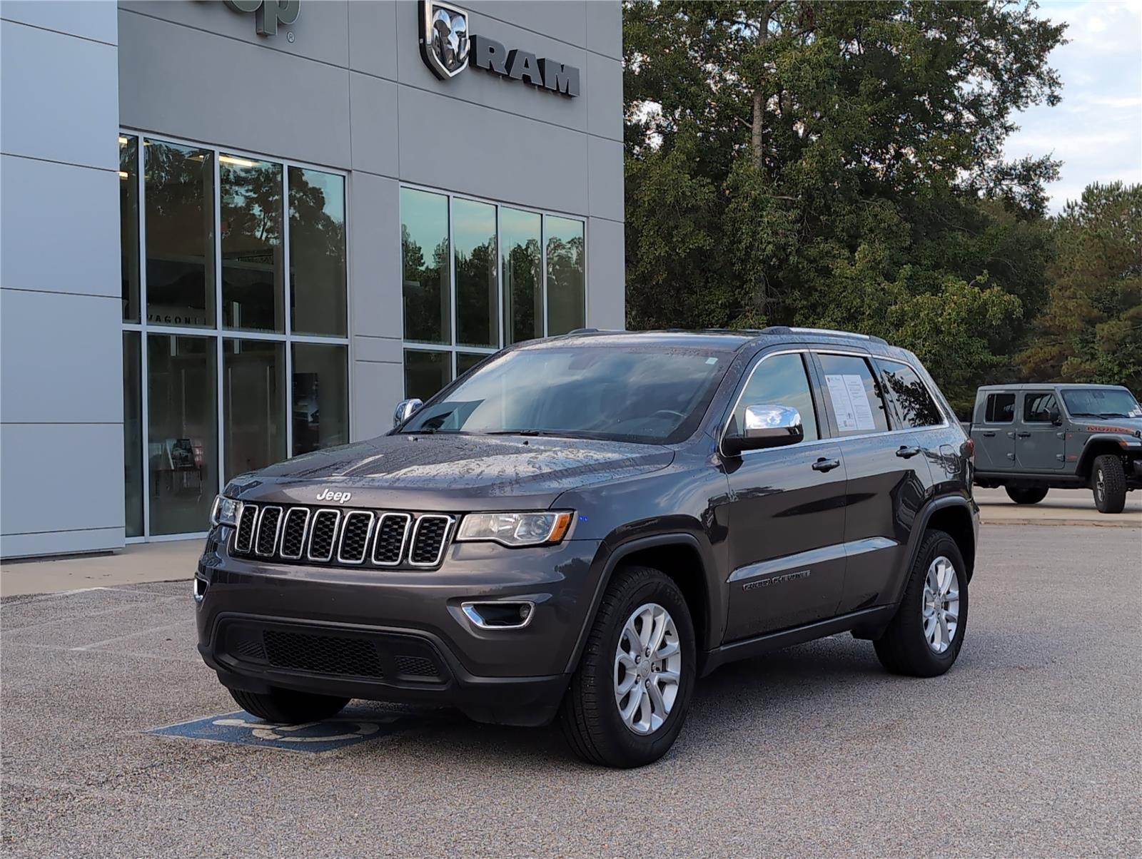 2021 Jeep Grand Cherokee Laredo E photo 2