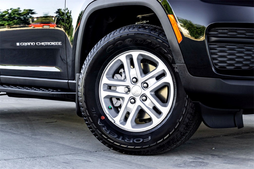 2025 Jeep Grand Cherokee Laredo photo 2