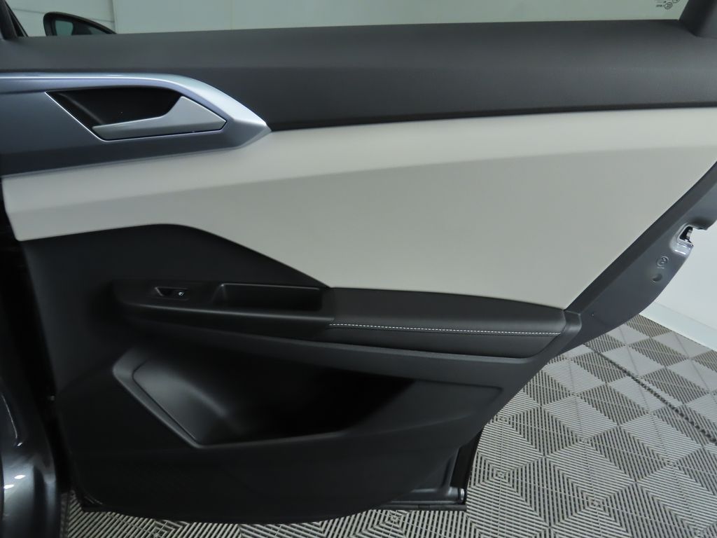 2025 Volkswagen Taos SE photo 26
