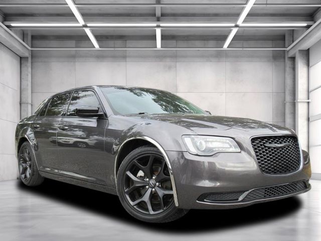 2022 Chrysler 300 Touring's photo
