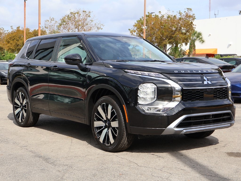 2025 Mitsubishi Outlander SE photo 2