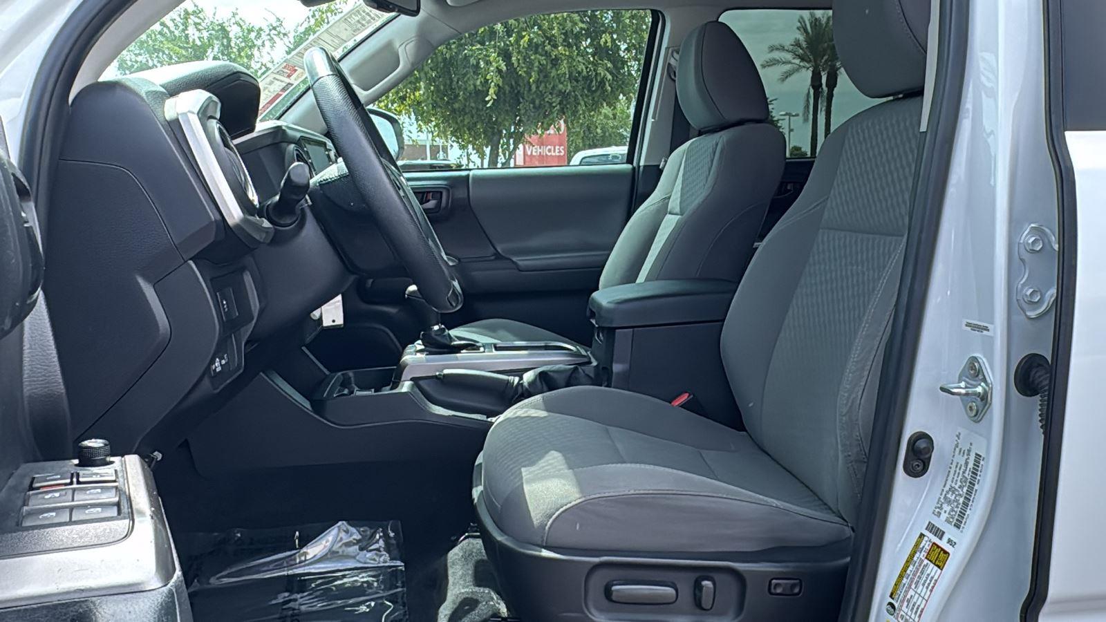 2022 Toyota Tacoma SR5 photo 24