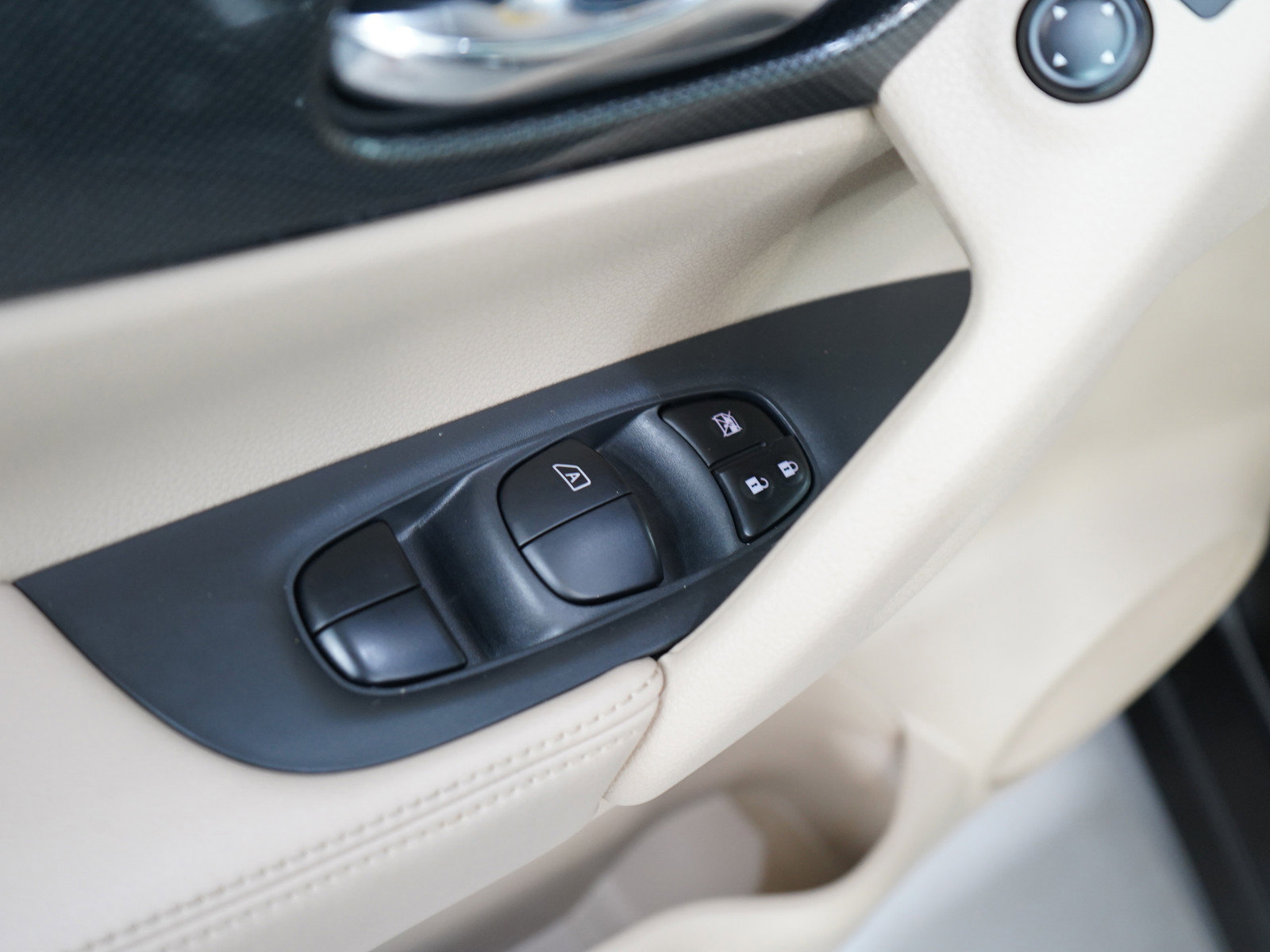 2016 Nissan Rogue SL photo 18