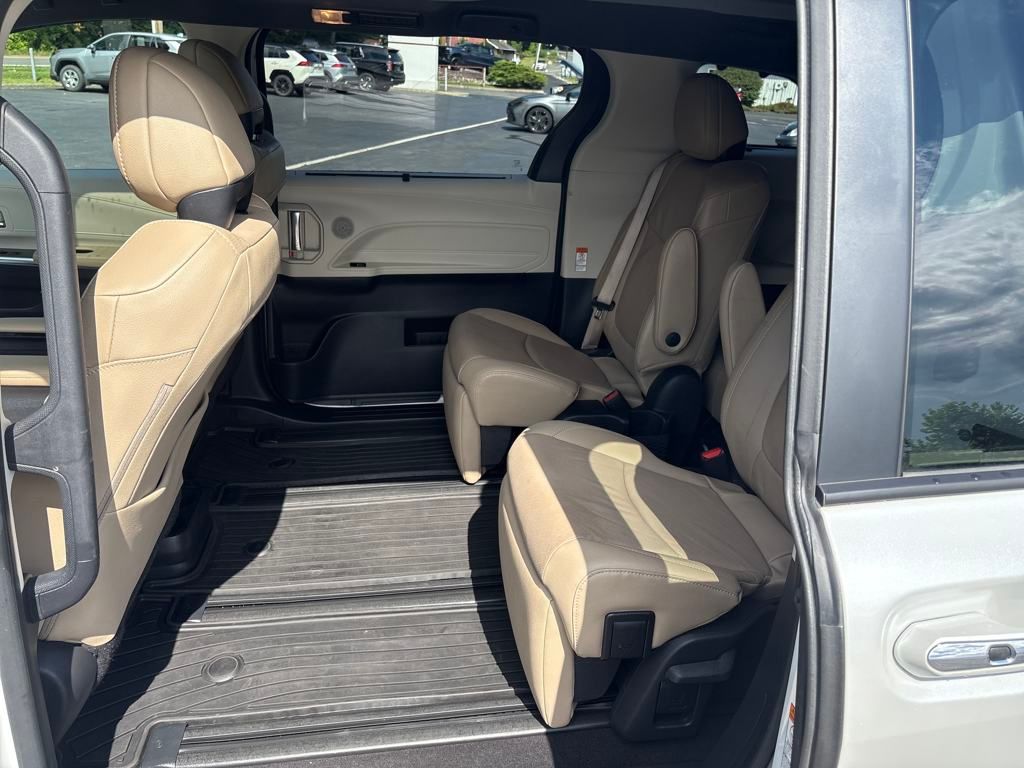 2022 Toyota Sienna Limited photo 22