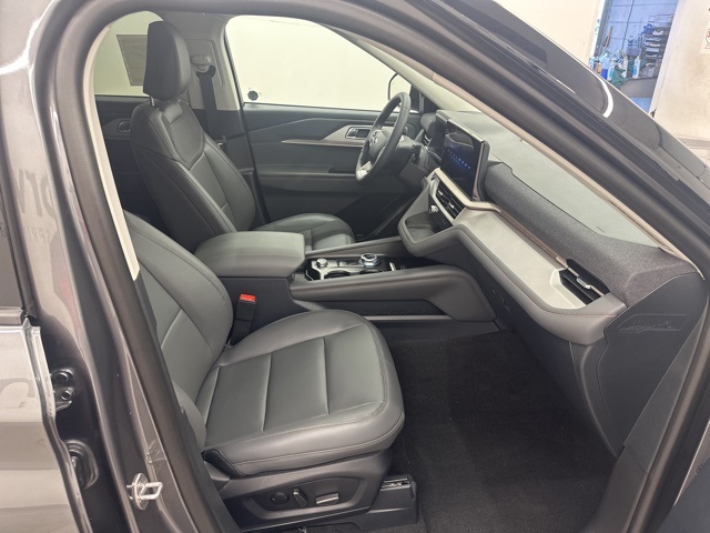 2025 Ford Explorer photo 32