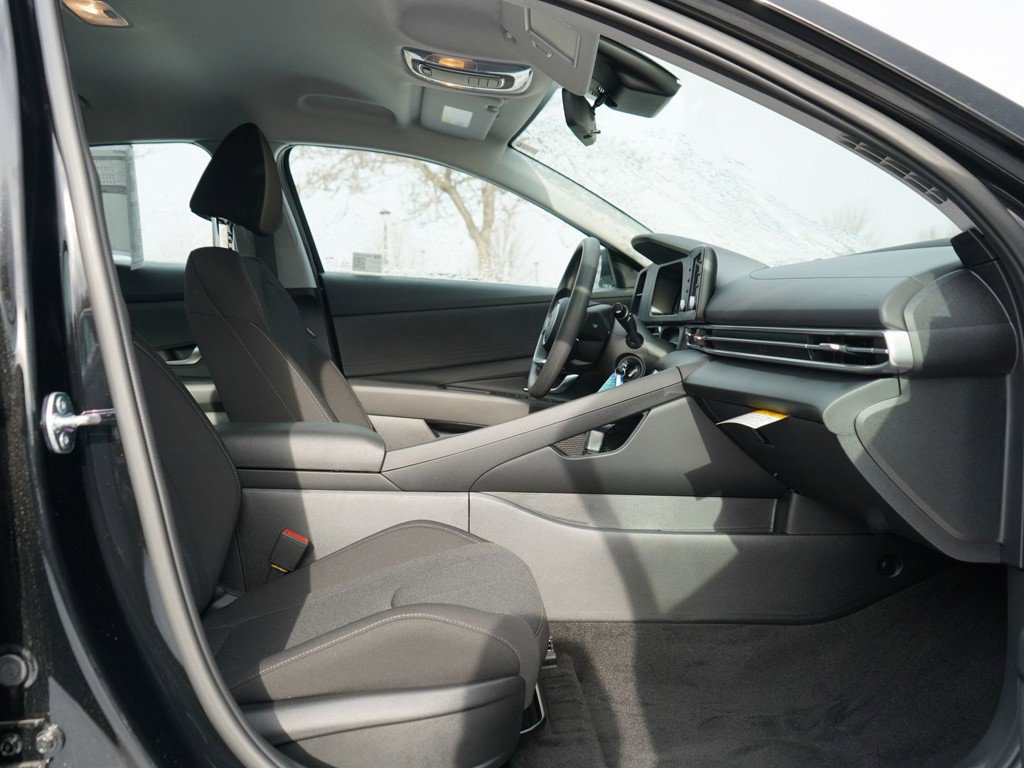 2025 Hyundai Elantra SE photo 8