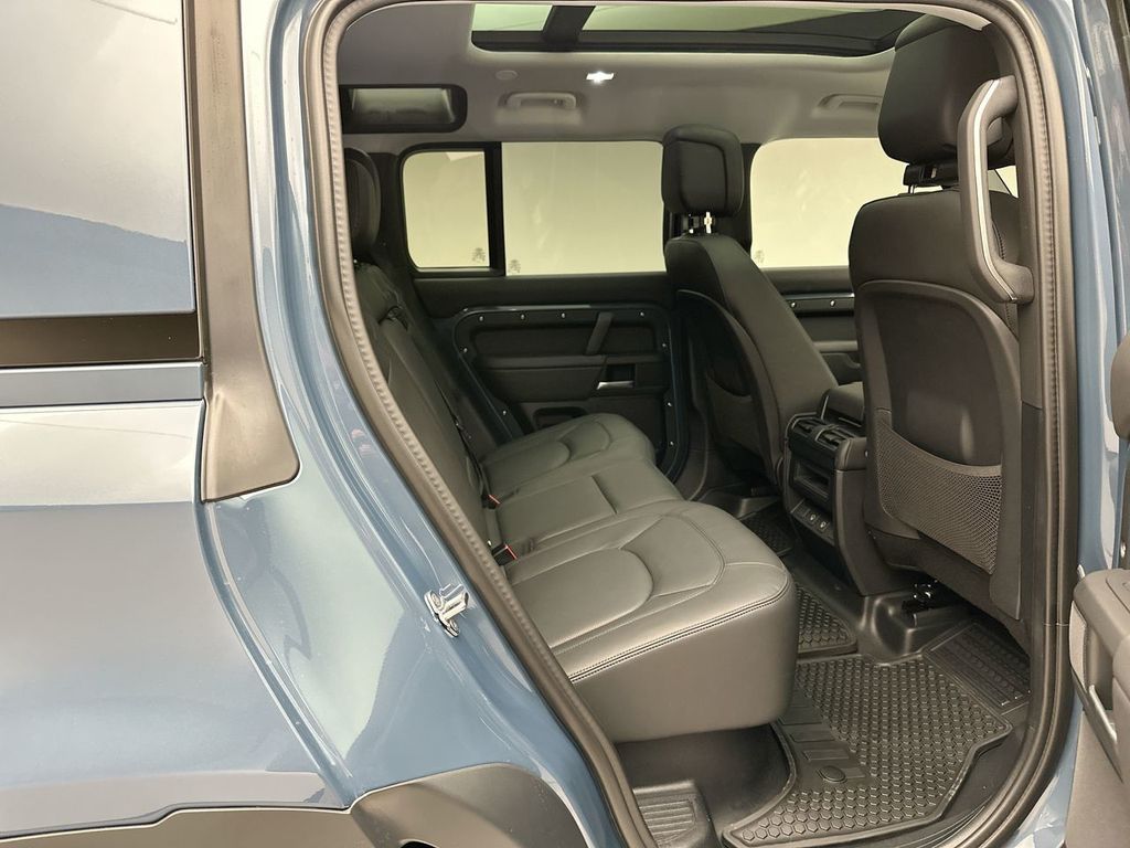 2025 Land Rover Defender 110 S photo 4