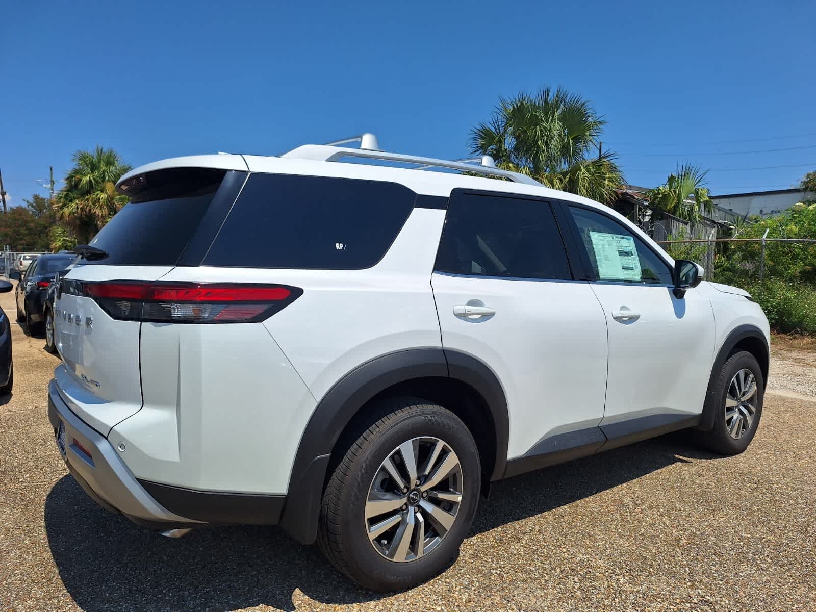 2025 Nissan Pathfinder SL photo 5