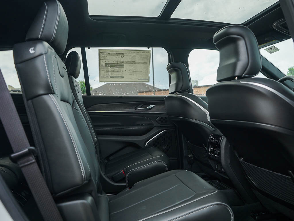 2025 Jeep Grand Cherokee Overland photo 10