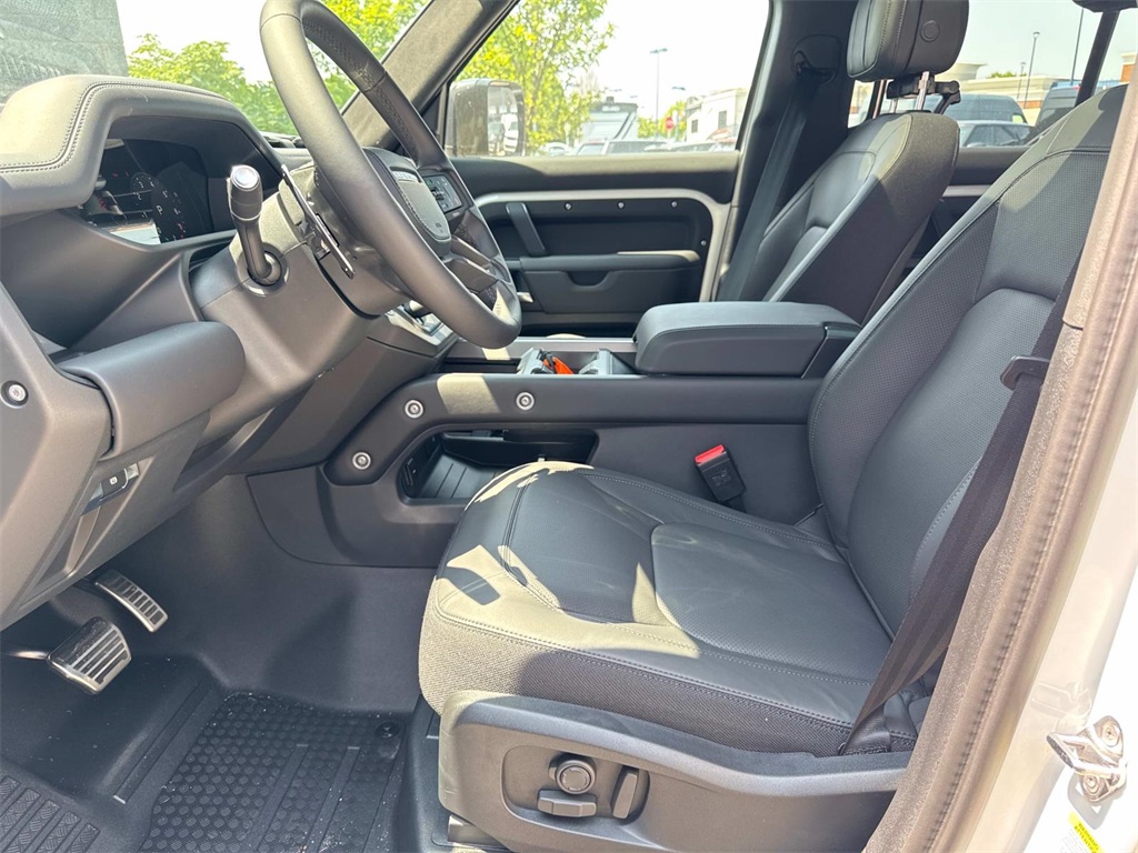 2025 Land Rover Defender 110 V8 photo 14