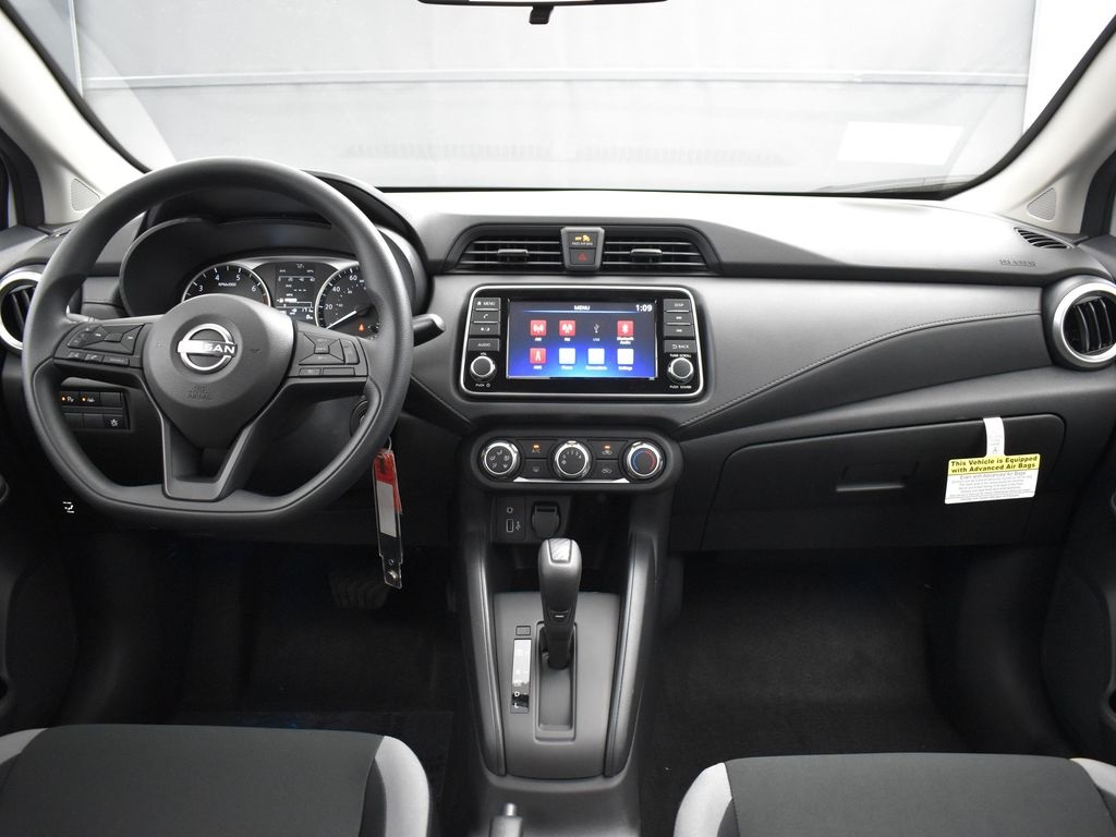 2025 Nissan Versa 1.6 S photo 7