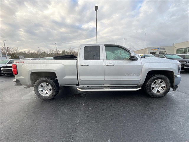 2018 Chevrolet Silverado 1500 LT photo 2