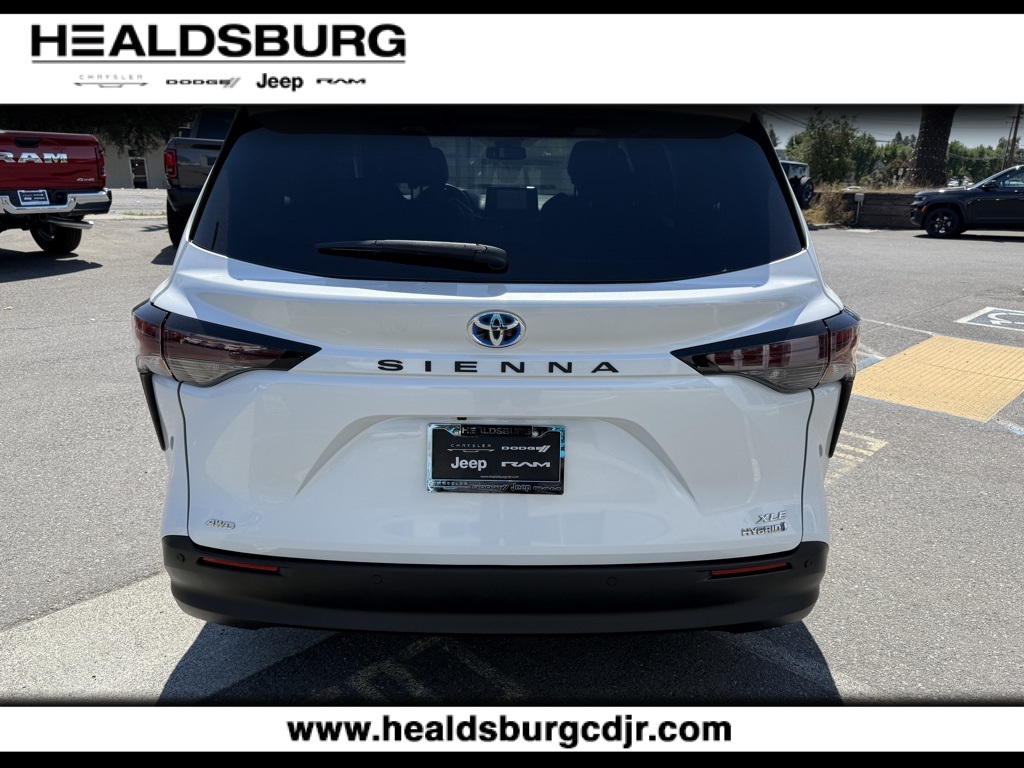 2023 Toyota Sienna XLE photo 4