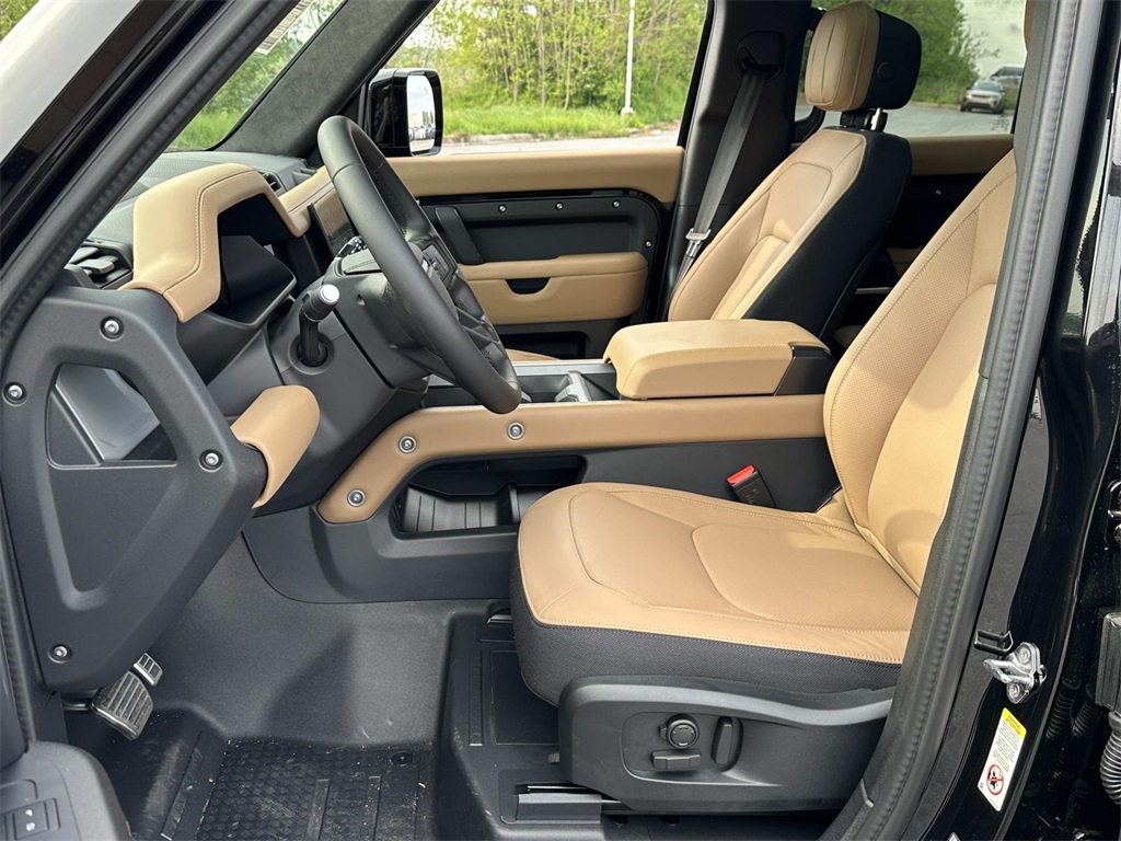 2025 Land Rover Defender 110 photo 2