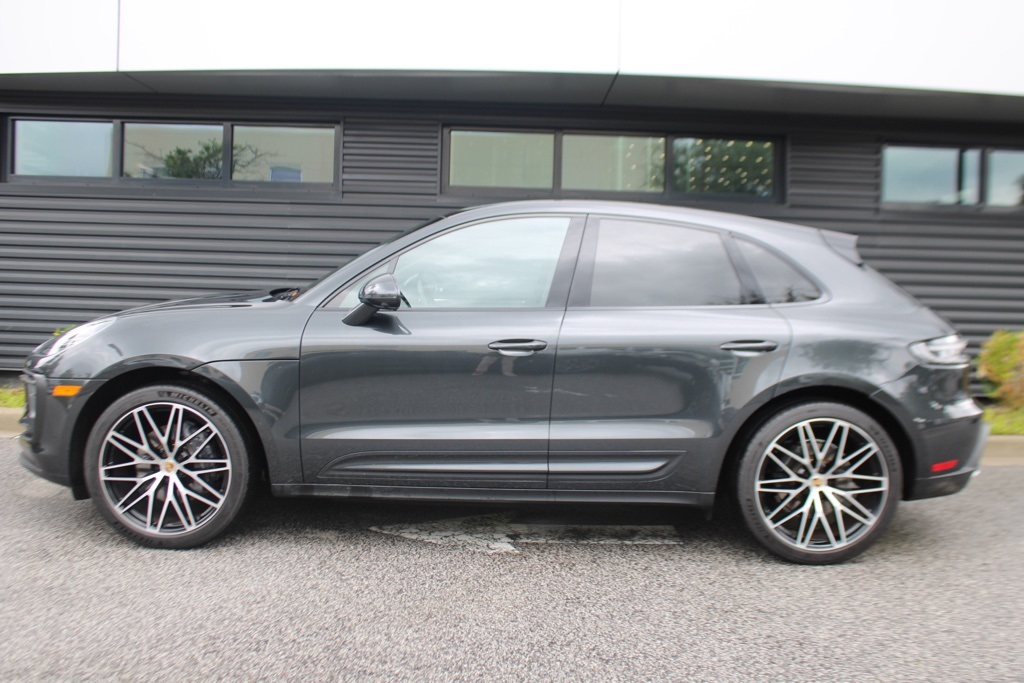 2025 Porsche Macan Base photo 2