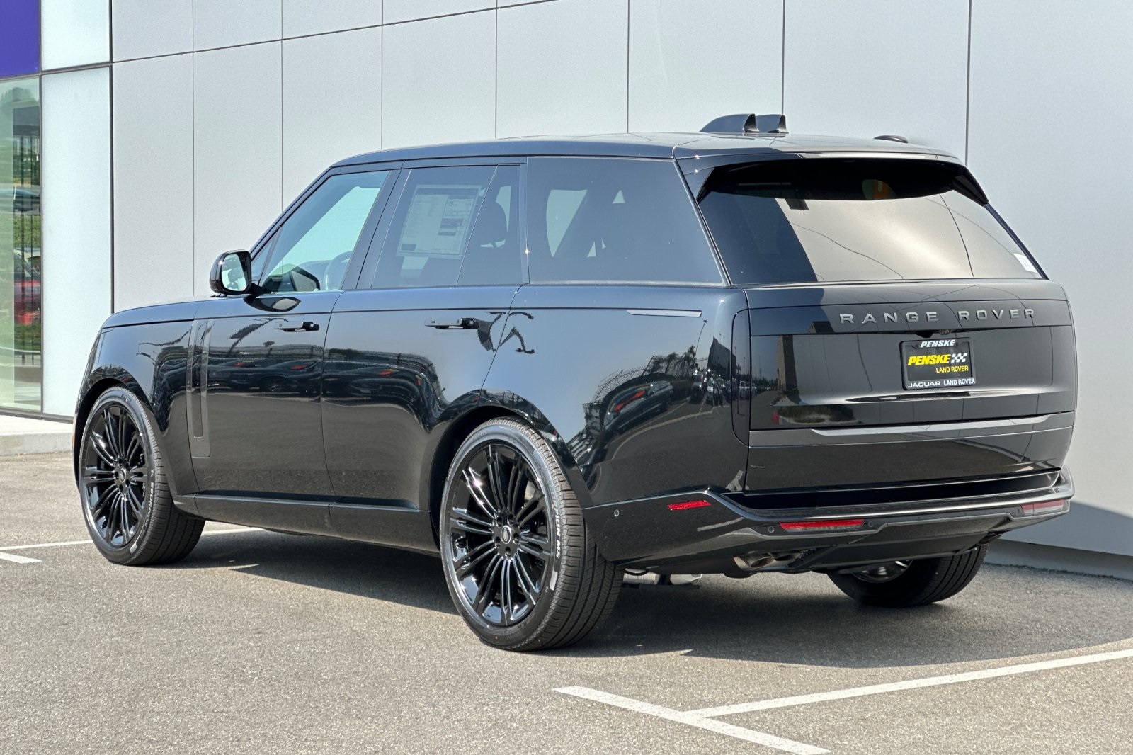 2025 Land Rover Range Rover SE photo 3