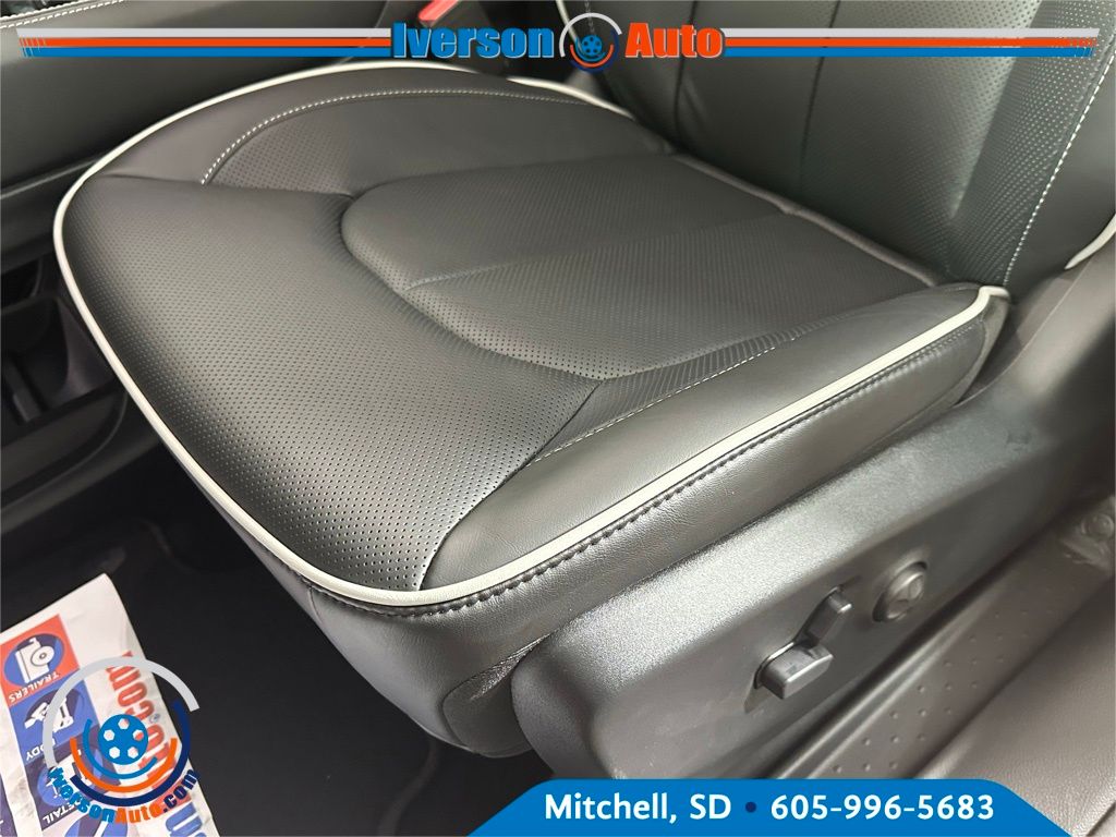 2026 Chrysler Pacifica Limited photo 14