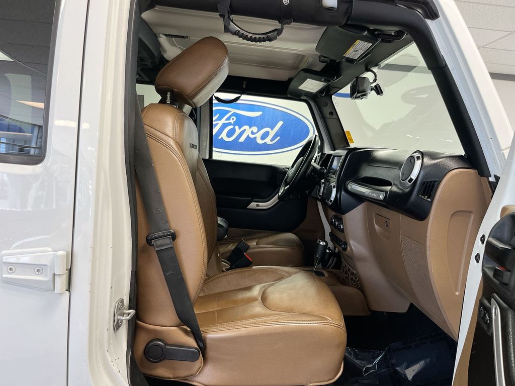 2014 Jeep Wrangler Unlimited Rubicon photo 17