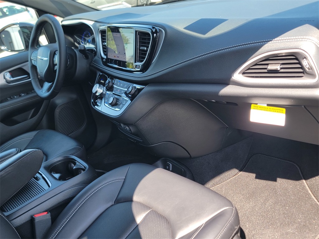 2024 Chrysler Pacifica Touring L photo 13