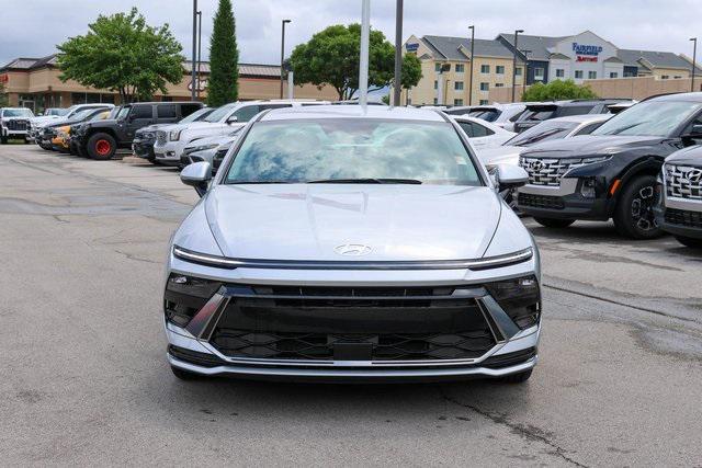 New 2025 Silver Hyundai SEL image 2