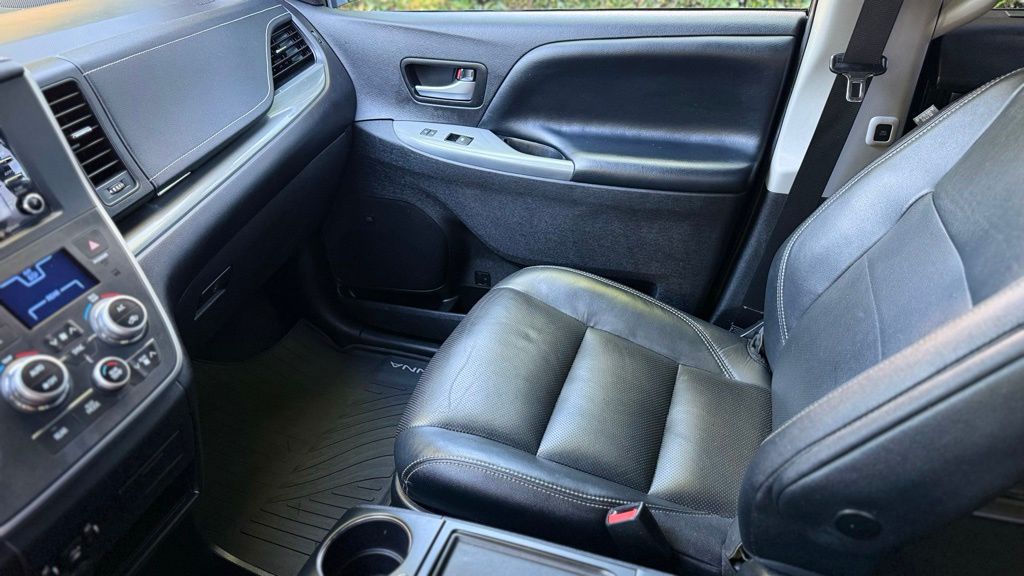 2020 Toyota Sienna SE Premium photo 32