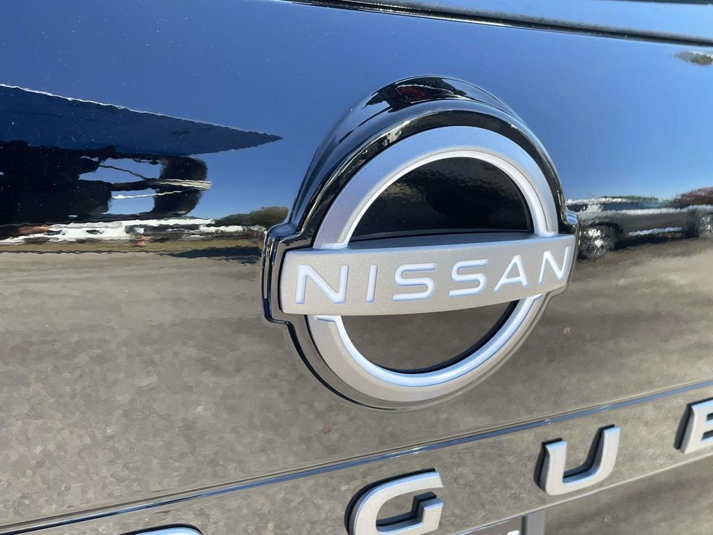 2026 Nissan Rogue SV photo 2