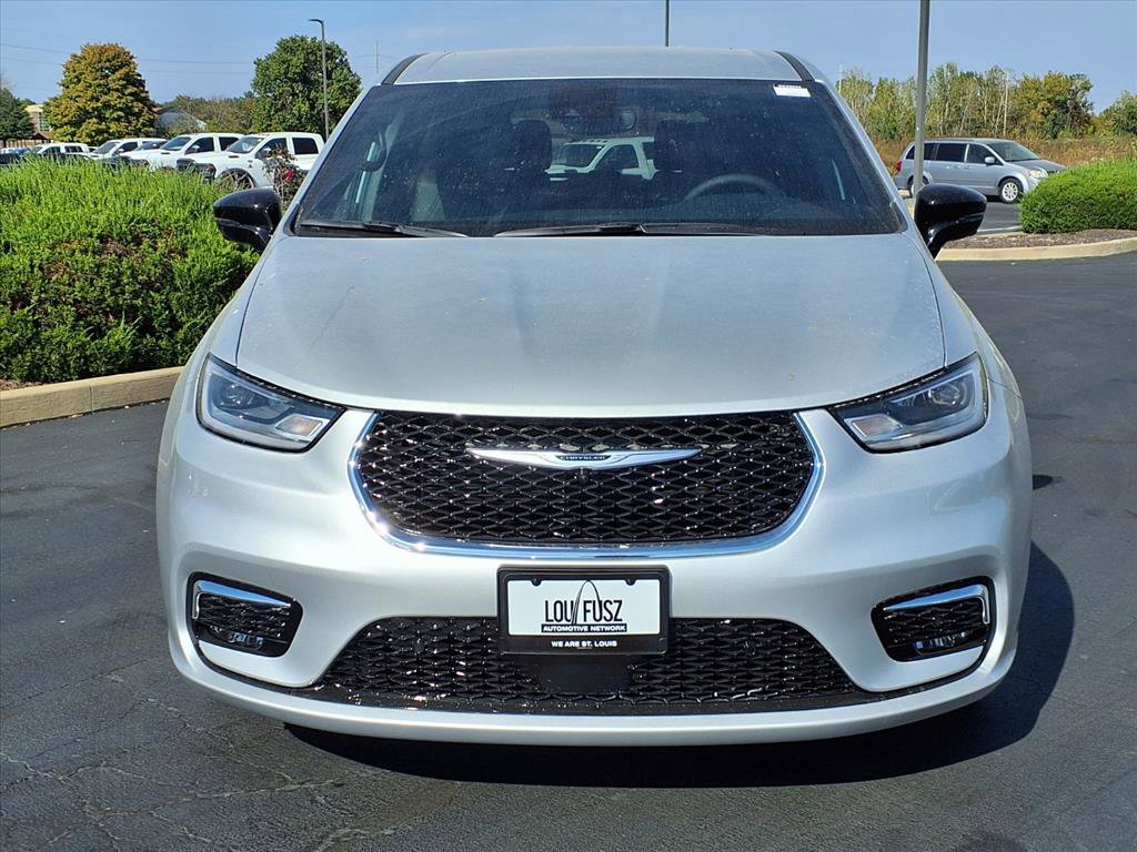 2026 Chrysler Pacifica photo 2