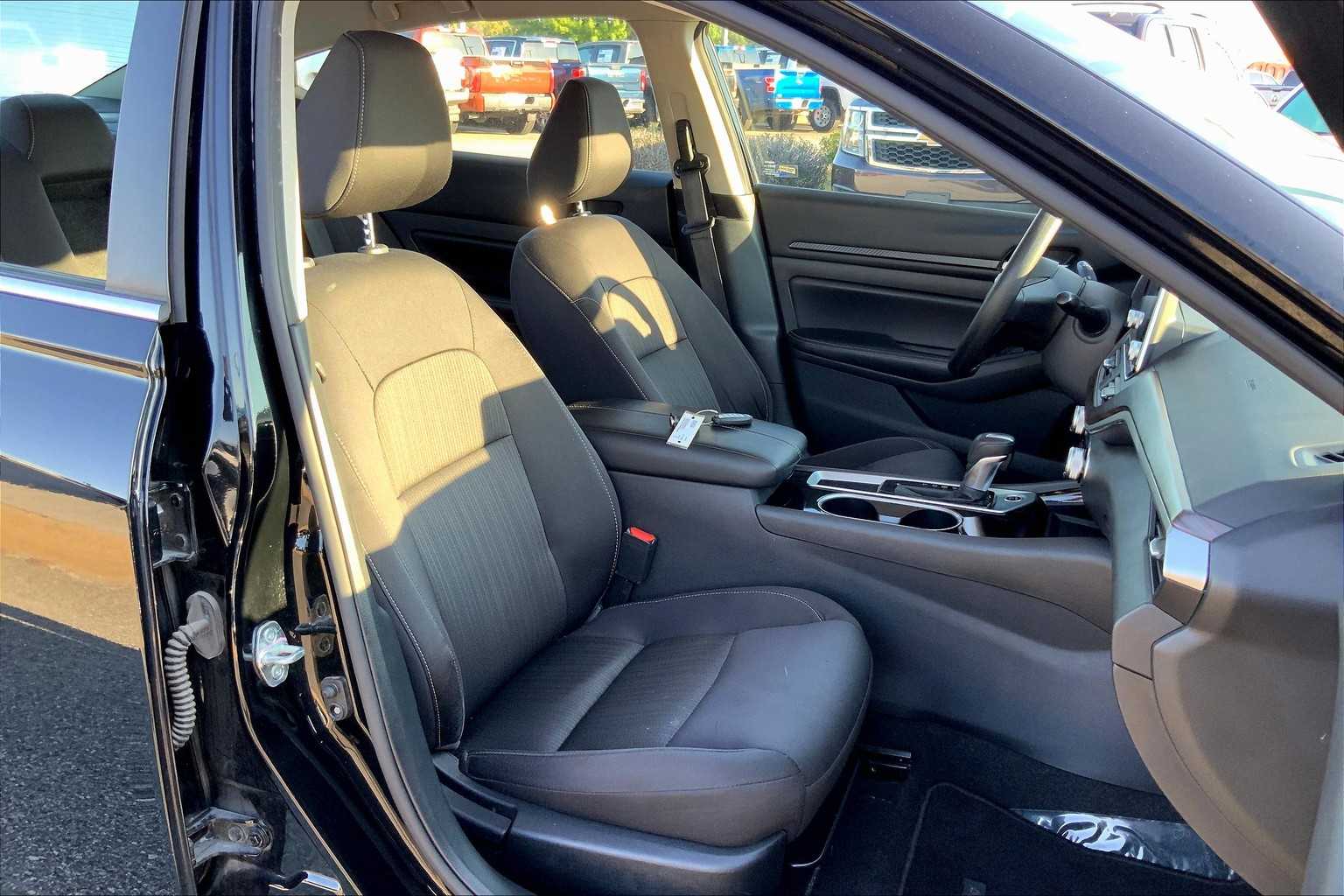 2024 Nissan Altima 2.5 SV photo 8