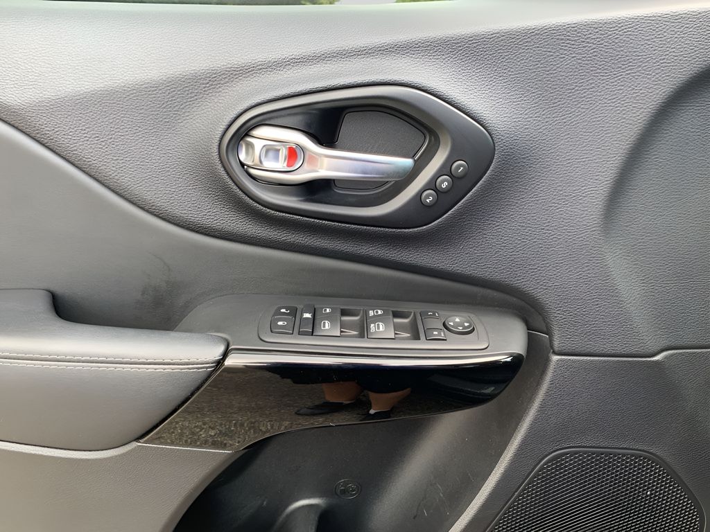 2023 Jeep Cherokee Altitude photo 10