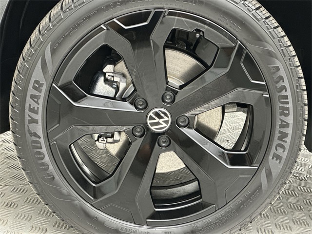 2025 Volkswagen Taos SEL photo 2