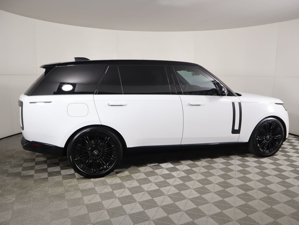2025 Land Rover Range Rover SE photo 3